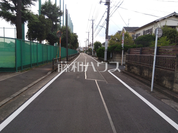 接道状況及び現場風景(現況：古屋有)　【調布市上石原３丁目】