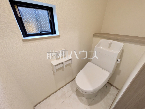 窓があるため換気がしやすいトイレはお掃除の際も空気をスッキリと保てますね。　【板橋区赤塚１丁目】