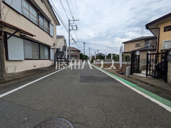 前面道路はゆとりの5m以上。車の出し入れも楽々です。 前面道路はゆとりの5m以上。車の出し入れも楽々です。
