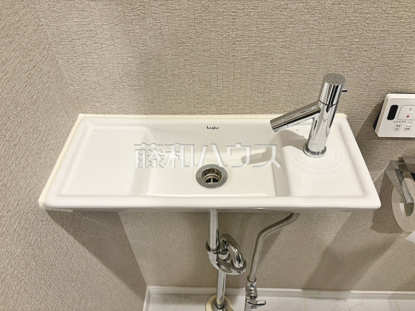 玄関ホールの手洗い水栓 【ドミール南青山】 玄関ホールの手洗い水栓 【ドミール南青山】