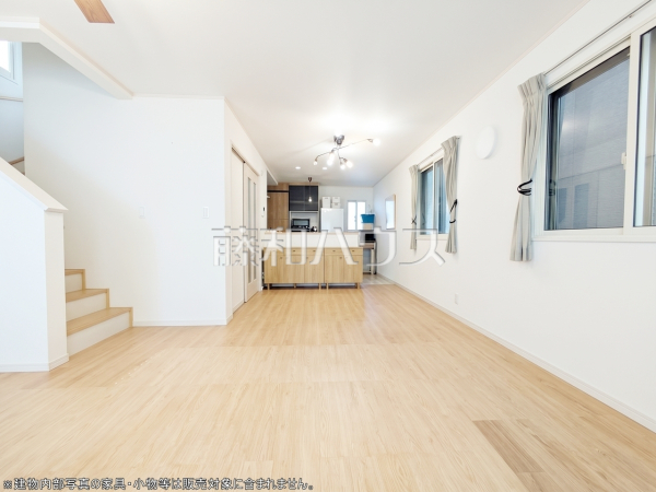 ≪リビング≫家族が毎日顔を合わせられるよう階段はリビング内に設けました。 【調布市国領町6丁目】 ≪リビング≫家族が毎日顔を合わせられるよう階段はリビング内に設けました。 【調布市国領町6丁目】