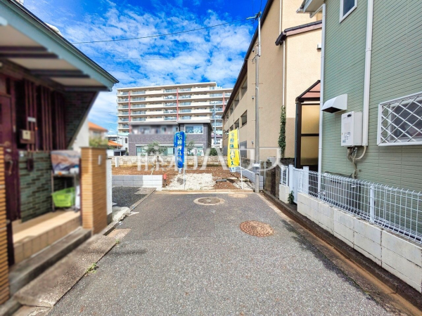接道状況および現場風景 【西東京市柳沢5丁目】 建物のプレゼンをさせていただきますので、実際の完成イメージを思い描いていただくことができます。お気軽にお問合せ下さい。 接道状況および現場風景 【西東京市柳沢5丁目】 建物のプレゼンをさせていただきますので、実際の完成イメージを思い描いていただくことができます。お気軽にお問合せ下さい。