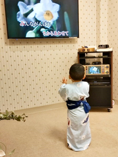 息子のカラオケデビューは2歳のお誕生日でした！