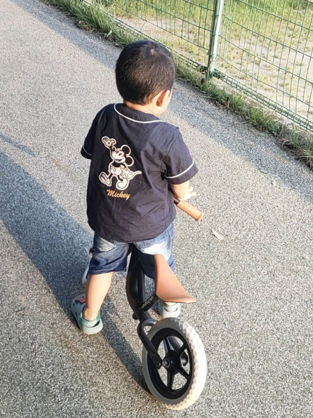 休みの日は元気盛りの息子と公園や近所で遊んでいます。
