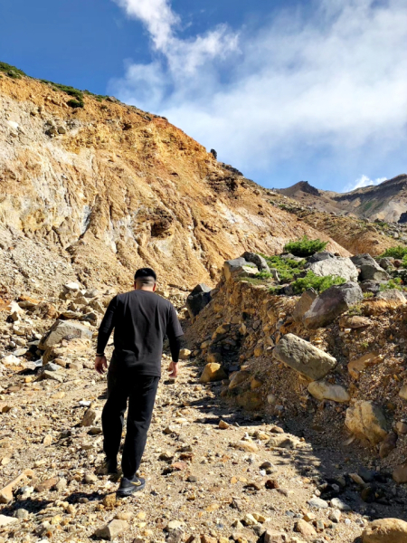 年に2回ほど旅行に行きます。写真は北海道の富良野岳に登った時のものです。国内旅行・海外旅行どちらも行きますが、最近は国内に行くことが多いです