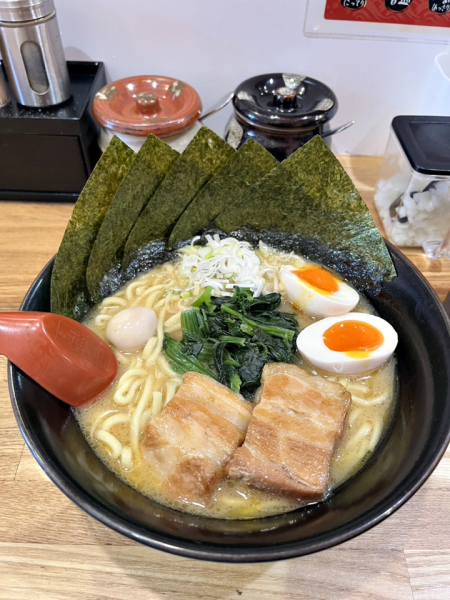 ラーメンは週２で食べるくらい好きです。特にこってり系です。