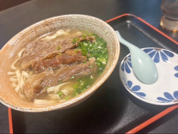 軟骨ソーキそばです。トロトロのお肉と鰹だしのきいたスープは何回食べても飽きません。