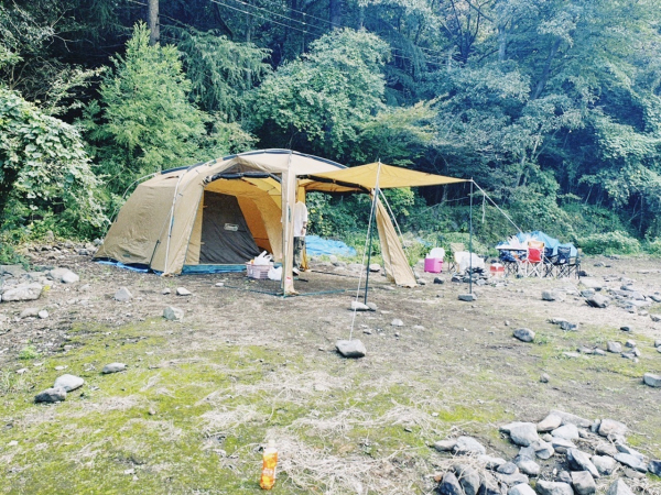 趣味はキャンプです。非日常感の時間が好きで、日常から離れてリフレッシュできる点に魅力を感じています。
設営から火起こしまで、自分たちで一から環境を整えるのも魅力です。