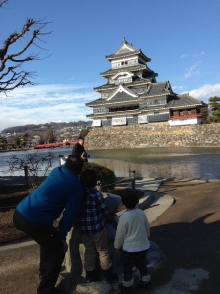 お城巡りです。こちらは地元・国宝の松本城です。どのお城にも特徴がありますが、松本城は外観上は5階建てですが実際は6階建ての構造になっています。北は仙台城跡から南は首里城と巡っておりますが、ここ最近は残念ながら巡れていません。いつも見学しながら思うのが築城年数・費用・総人員など、現代とは違い全て手作業ですのでそれらを自分なりに想像するだけでも楽しいひとときです。