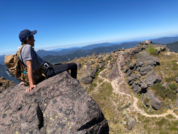 富士山の頂上まで登ったのがきっかけで、登山にハマりました。この写真は日光白根山を登った時の頂上の一枚です。山の上で食べるおにぎりは格別です！