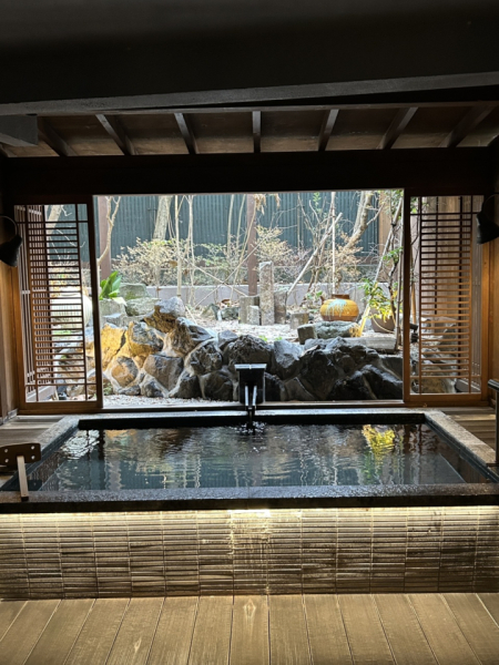 こちらの写真は旅行に行った際の温泉になります。自宅周辺のサウナによく行き、疲れを取り気持ちをリセットしております！品川にあるサウナ屋さんが最近のお気に入りです。