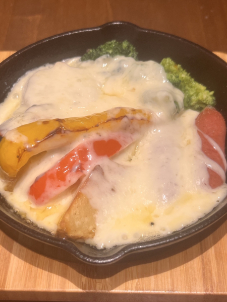 チーズが大好物です。
チーズ料理があると必ず注文しちゃいます。
特にとろけるチーズが大好きです。
溶ければ溶けるほど美味しいと思っています。