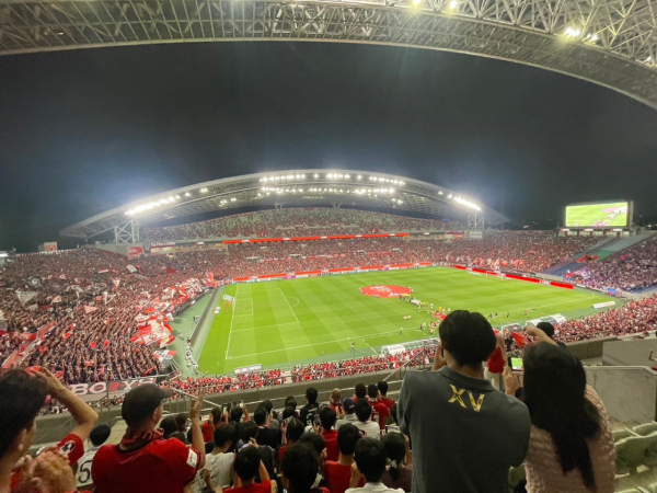 サッカー観戦が大好きで、休日はスタジアムへ足を運ぶこともあります。