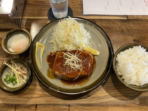 食べることが好きなので、SNSやテレビでおいしそうなご飯屋さんを見つけると気づけば食べに行っております！