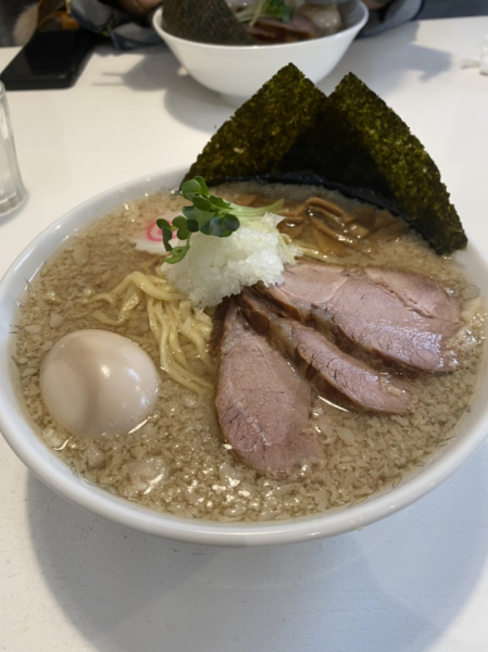 好きな食べ物はラーメンです。特に背油煮干し醤油ラーメンが好きです。おすすめがありましたら是非教えてください！