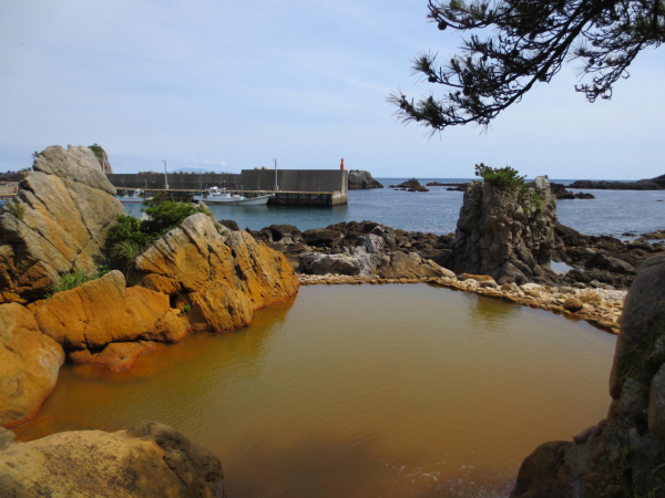 式根島の海沿い無料温泉。近くのキャンプ場でキャンプしながらいつでも好きな時に入れます。