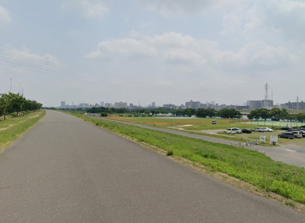 休日の晴れた日は、自宅近くの土手に行き散歩をしています。（春秋限定）子供の頃から眺めている風景ですので、気分をリセットするのに最適です。