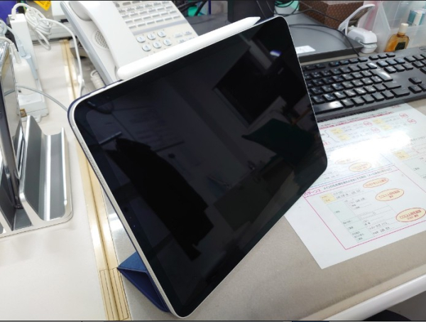 私の秘密兵器ipadpro！物件画像や建物の仕様書、税制資料などすべてこの中に詰まっています。外出先やお客様との接客時にフル稼働していますので、もう手放せません！