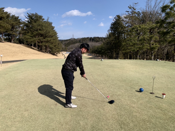 最近、ゴルフを始めました。が、練習をしてもなかなか上手くならないのが不思議です…(笑)　ただ、開放的な空と自然に囲まれた中でスポーツするのは、スゴく気持ちも良く楽しいスポーツで、絶賛ハマり中です。