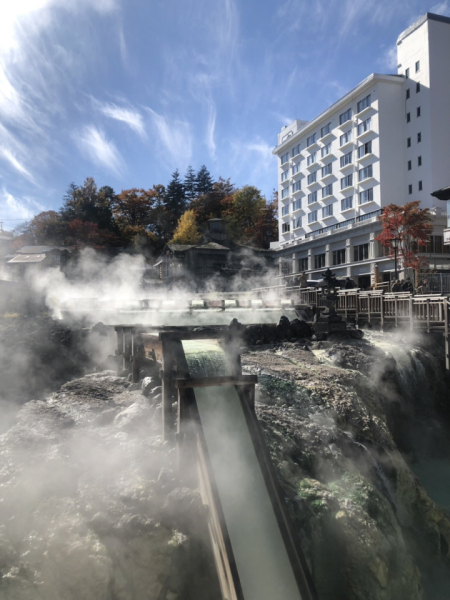 初めて草津温泉にいってきました。
ここが湯畑かー！と思いました。