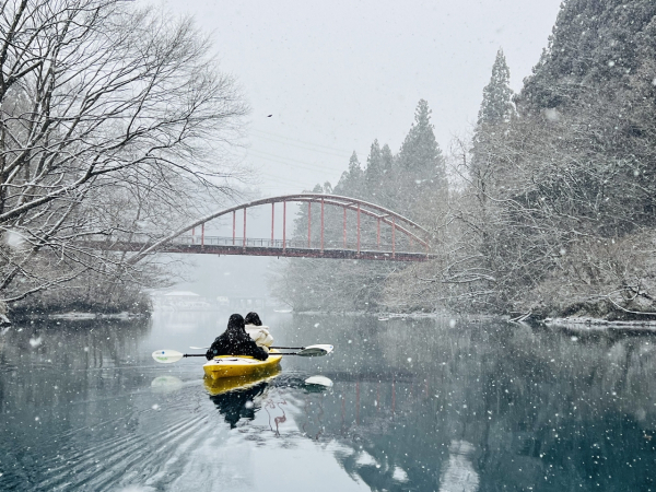 四万ブルーが有名な四万湖のカヌー！！
真冬で雪が降る中、幻想的な1枚が撮れました！