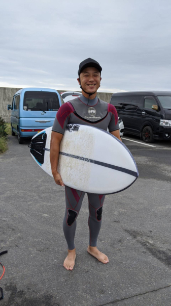 もう20年以上サーフィンをやり続けています。
以前は海外に行くこともあったのですが、最近は千葉や茨城、伊豆等で家族や友人達と楽しんでいます。