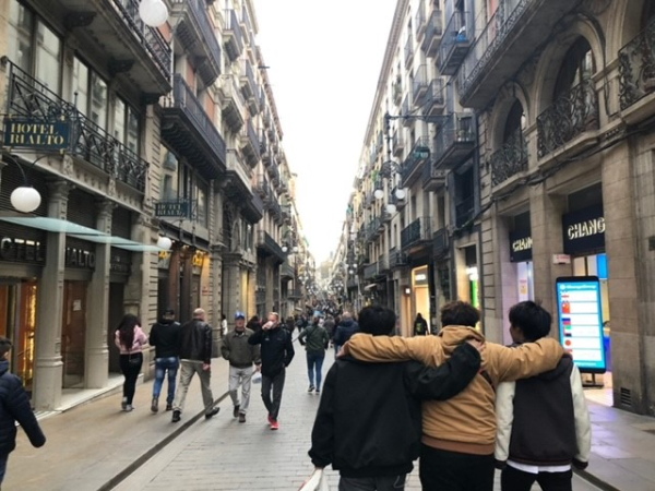 現在、海外には行くことは難しいと思いますが、学生時代にスペインに友人と行きました。スペインの街並みは、日本にはないもので、有名な場所や食べ物など満喫してきました。世界遺産のサグラダ・ファミリアは、壮大なたたずまいでした。