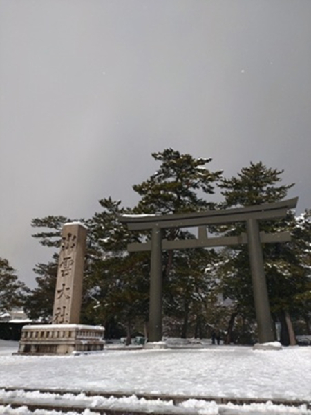 趣味は旅行です。歴史的建造物に興味があり、寺社仏閣やお城などをめぐっています。雪の出雲大社はとても神秘的で綺麗で感動しました。ここをはるか遠い昔からいろんな人が拠り所にしていると思うと、規模感は違えど心の拠り所になるような建物をお客様に提供したいなあと思いました。