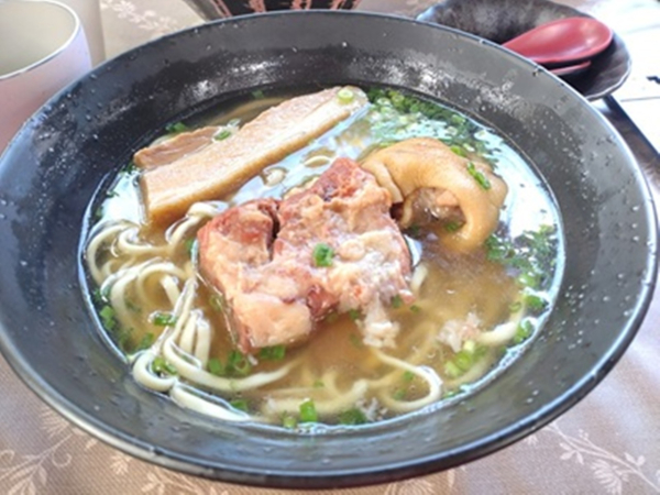 沖縄に帰るときは沖縄そばが楽しみです。お店によっても味がまったく違いますし、ソーキ（スペアリブ）そば以外にもいろんなそばがあるので、いらした際はぜひお試しになってくださいね。私のイチオシは「すーまぬめぇ」の「スペシャルそば」です。