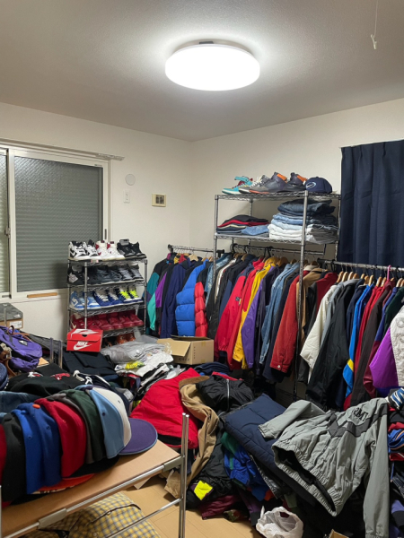 趣味は古着屋やリサイクルショップ巡りです。部屋は古着で溢れかえっています。