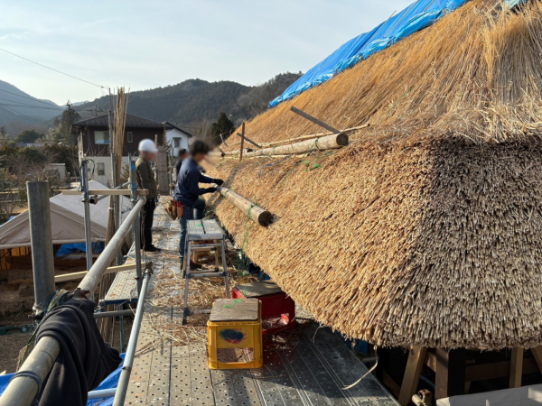 様々な体験をするのも好きで、足場に上り茅葺屋根を実際に葺きました。
