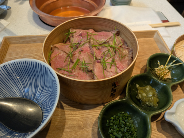 これは大好きな牛肉ひつまぶしです。
そのまま食べても美味しいですし、薬味を追加しても凄く美味しかったです。
