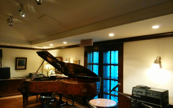 趣味の音楽鑑賞は未だにCD派で、自宅の収納を圧迫しています。
音楽は生で聞くのが一番！とコンサートに出かけることも多かったのですが、昨今の時勢で最近は少々控えています。
東京ドームでの大掛かりなコンサートも楽しいし、コンサートホールでの上質な音も素敵ですが、演奏者と観客が近い小さなホールでのコンサートもお気に入りです。

写真は鎌倉の某所、高校生の頃から大好きだった相曽晴日さんのコンサートの際、撮影しました。透明な歌声が素敵でした♪