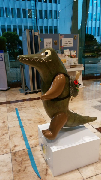 展覧会や博物館巡りも大好きです。
写真は以前「レオレオーニ展」に行った際、撮影したコーネリアス君です。この時、フェルトで出来たタックピンのコーネリアス君をお迎えしたのですが、バッグに付けていたら、いつの間にか何処かへ旅立っていました(涙)。今頃、何処かで可愛がってもらっていると信じています。
でも、今度出会えたら、旅立たないよう縫い付けようと思っています！