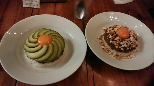 友人とカレー部を結成しています。
単に、出かけた先で頻繁にカレーを食べているだけというカレー部です。