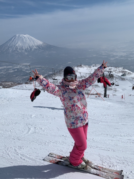 スキーをするのが好きです。高い山からみる景色はとてもきれいで、きれいな景色を眺めながら滑るととても気持ちが良いです。