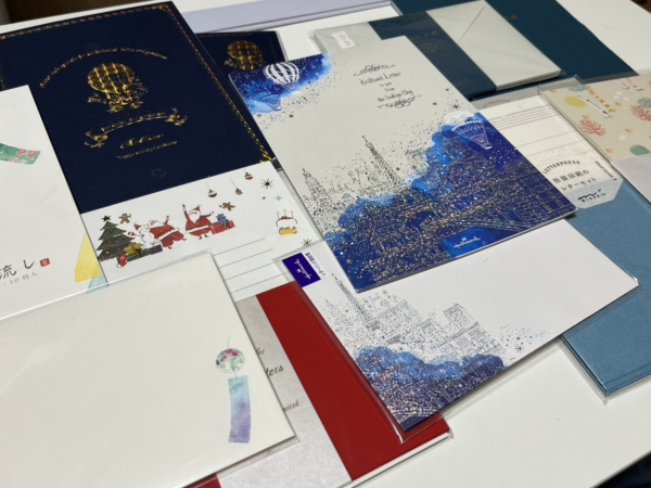 休日に文具屋や雑貨屋などをめぐり、レターセットを集めることが好きです。いろいろな質感やデザインがあり眺めるだけでもワクワクします。集めたレターセットで書く手紙は心が躍ります。