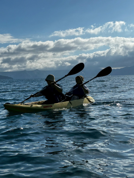 旅行に行きいろんな体験をする事が好きです。
これは北海道支笏湖でのカヌー体験をした時の写真です。
いずれ鳥取砂丘に行きラグダにのる体験もしたいです。