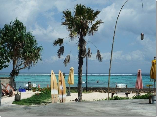 今は、厳しくなりましたが、海外旅行が好きで、夏・冬年2回、楽しんでいました。バリの海岸です。