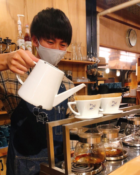 コーヒーが大好きで、学生時代には焙煎専門店でアルバイトをしておりました。今でも自宅で、ハンドドリップのコーヒーを必ず1日に2杯以上は飲んでいます。