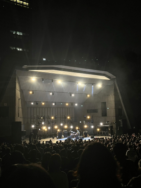 音楽が好きで、学生時代はよく音楽ライブに行っていました！小さいライブハウスも好きですが、夜の野外ライブは格別でした。