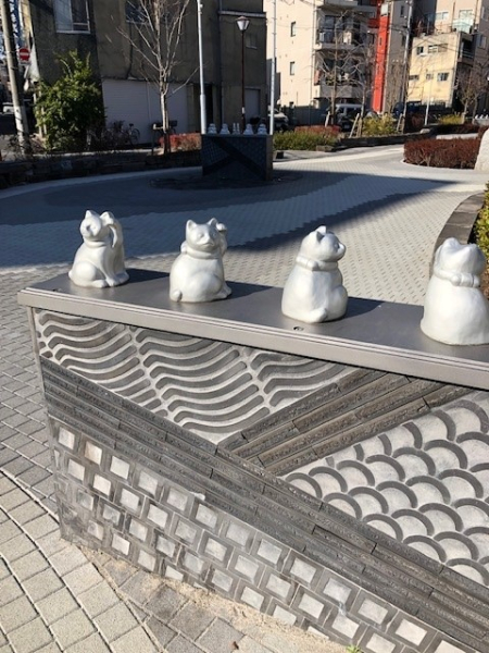 街ぶら中に見つけた猫たちです。