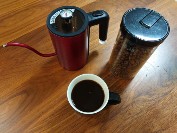 私はコーヒー好きです。コーヒーは豆の種類、煎りかた、挽きかた、温度、抽出方法など様々な条件で味が変わり、何度入れても正解にたどりつけず、試行錯誤が必要なところが仕事にも通じているように感じます。以前はラーメン、カレーなど大好きでしたが、悲しいかな最近は胃がもたれるのであまり食べられません。