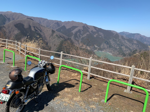 季節によって緑の深さ、水の色が違って見えるので休憩も楽しいです。
まだ雪の残る奥多摩周遊です。