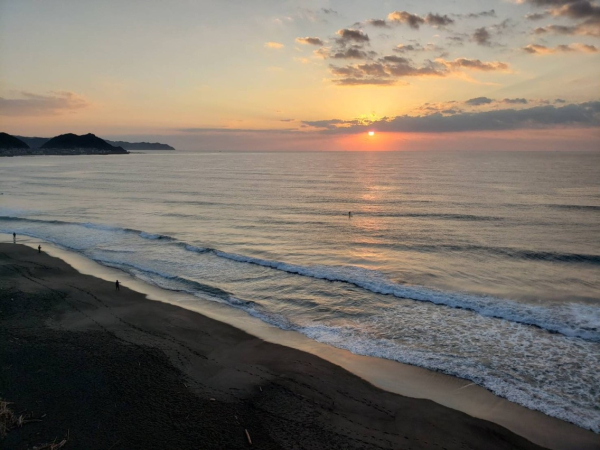 以前旅行に行った時に、朝早く起きて、部屋のバルコニーから撮りました。波の音って癒されますよね～♪