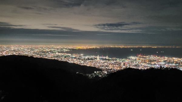 神戸に旅行へ行った際の六甲山からの夜景です。私は阪神ではなく巨人ファンです。