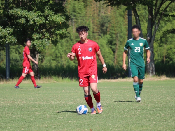 サッカーの試合中の写真です。
ポジションはMF/DFでプレーしていました。