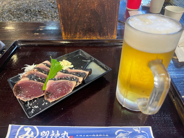 高知県のひろめ市場で食べたカツオの写真です。
実家が高知県にございまして、帰った際にはよく食べに行っています。