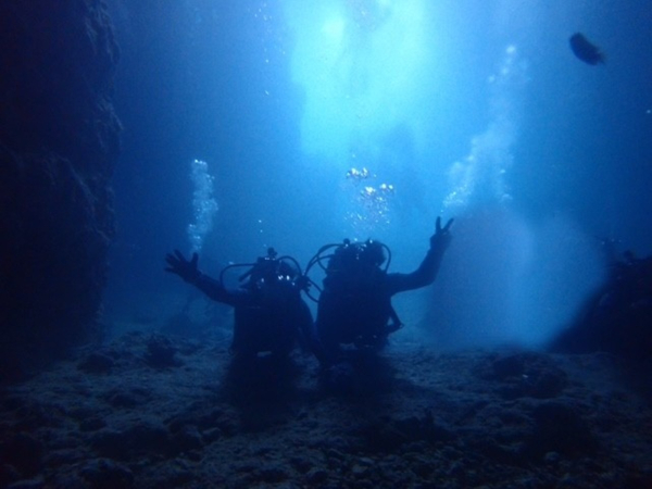 沖縄県の青の洞窟でスキューバダイビングをしました。綺麗でしたが初めてだったので緊張しました。