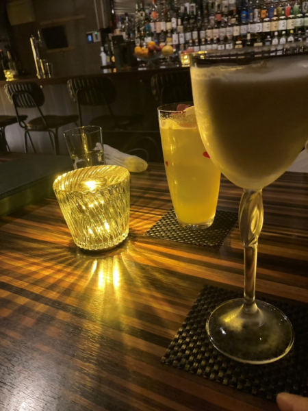普段、同じお酒ばかり飲んでしまうのでいろいろなお酒に挑戦中です。友人とバーに行ったときの写真で、ミルクティーのような味のお酒に挑戦してみました！